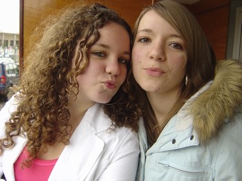 Moi et Léa kan on fé 1 bizoux lol c no pti délire lol !!! Laché vos COM